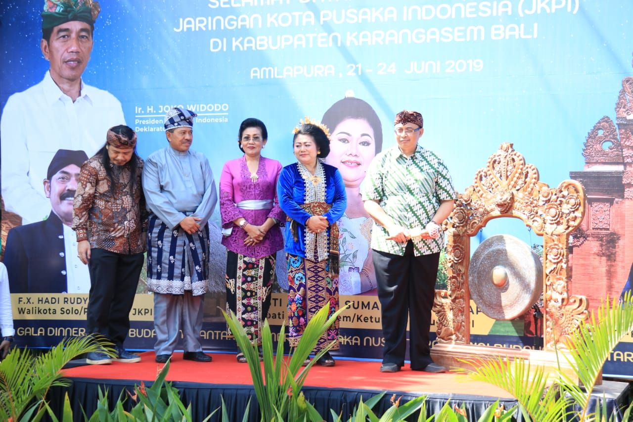 Ny Putri Koster Turut Buka Pawai Budaya HUT ke-379 Kota Amlapura