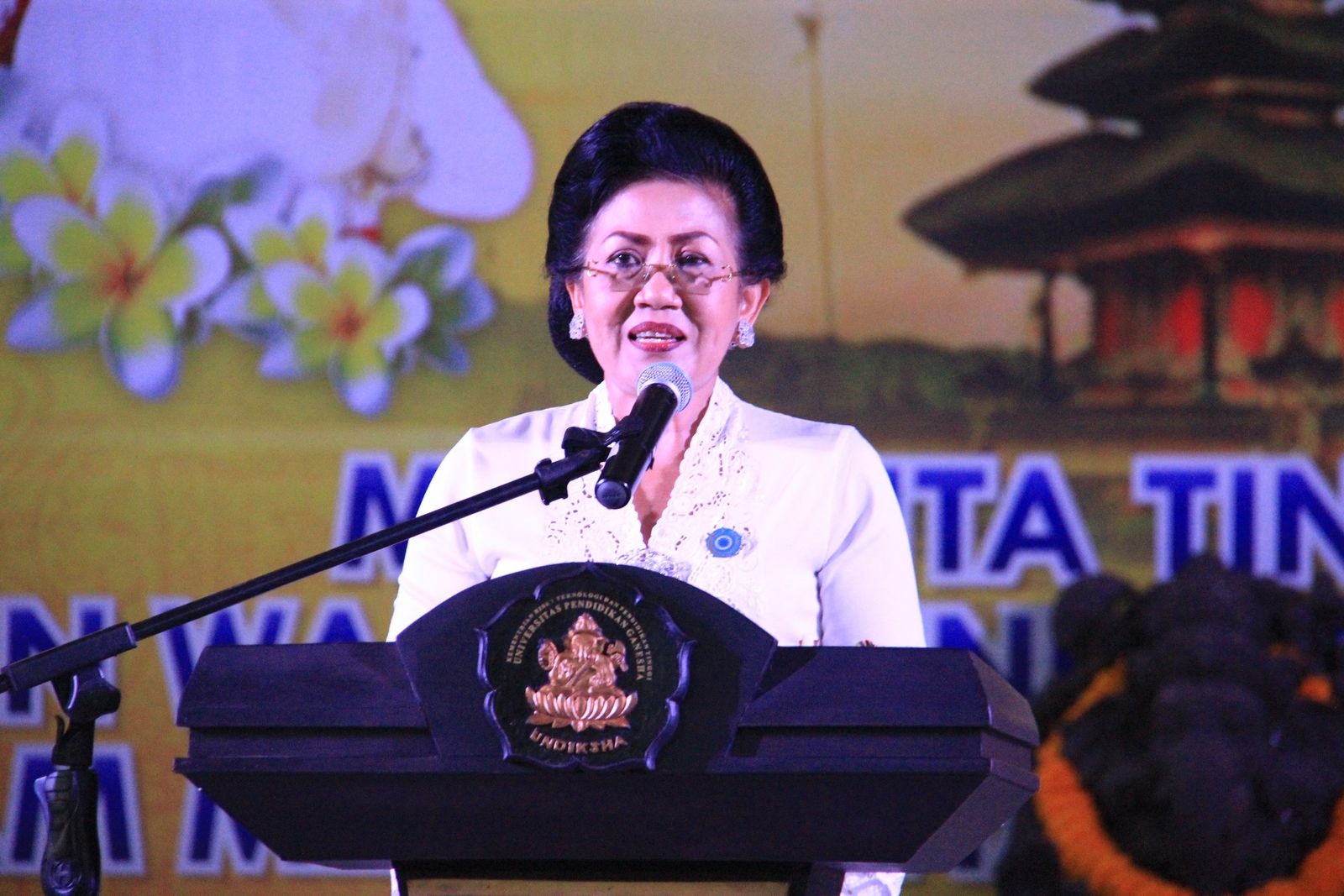 Hadiri HUT KE-31 WHDI, Ny. Putri Koster Harap Wanita Hindu Mampu Mainkan Peran