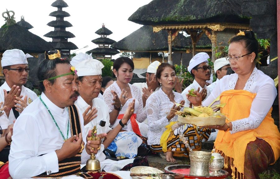 Memohon Kesejahteraan Masyarakat Bali, Koster Tirta Yatra ke Sejumlah Pura di Areal Pura Agung Besakih