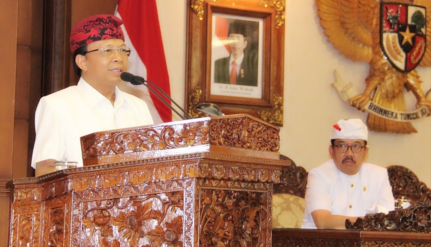 Dewan Sahkan Raperda Desa Adat Jadi Peraturan Daerah