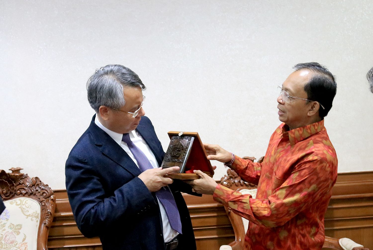 Gubernur Koster Minta Pemerintah Tiongkok Ikut Awasi Pelaku Wisatanya