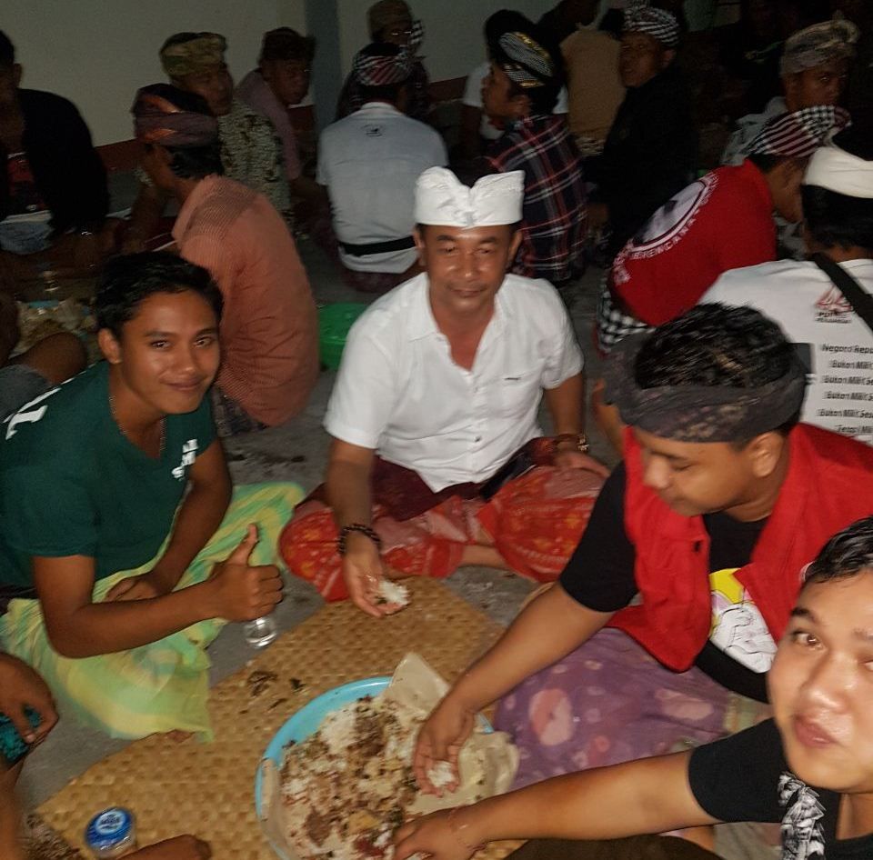Sambil Megibung, Masyarakat Karangasem Apresiasi Program Pro Rakyat Koster-Ace