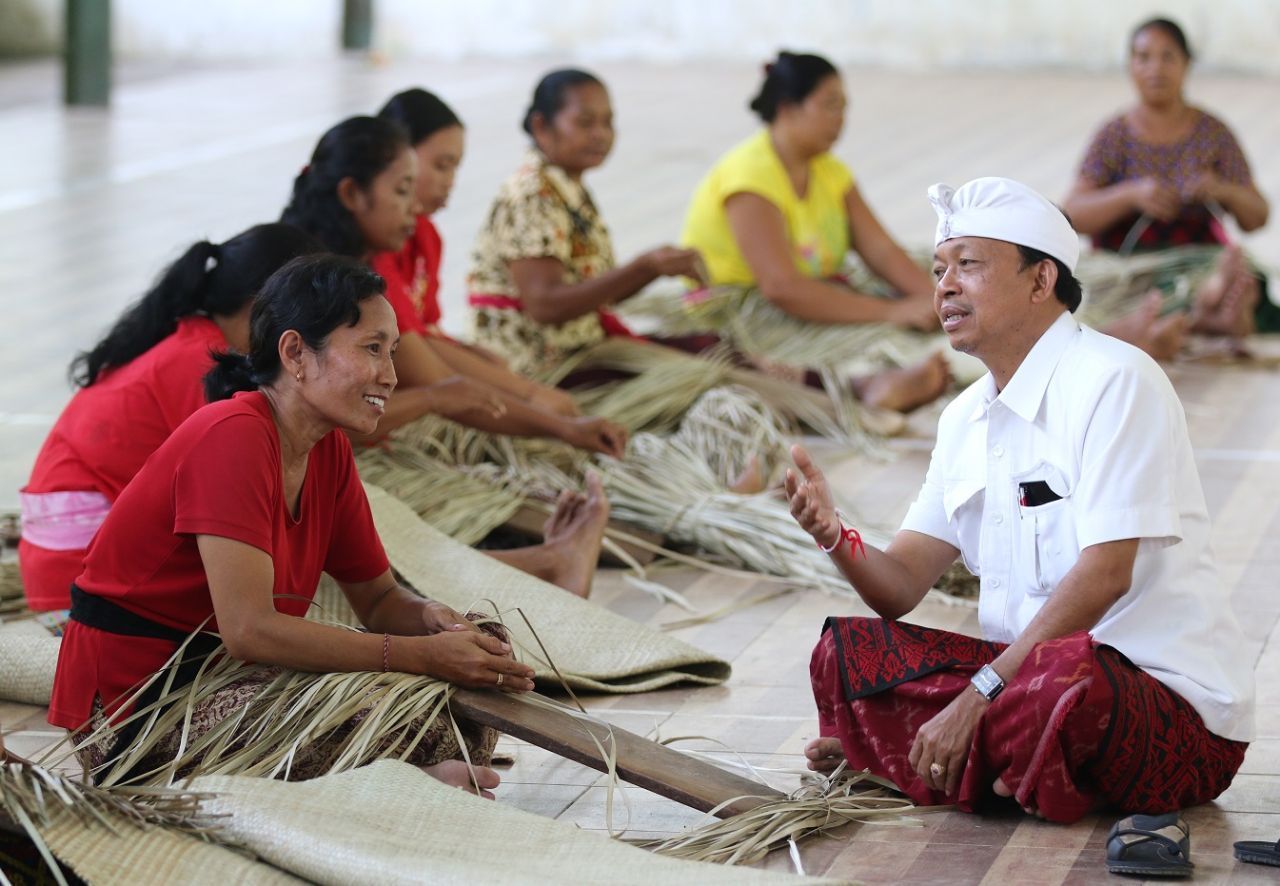 Tata Pendapatan Pengrajin Pandan Karangasem, Ini Ide Brilian Koster