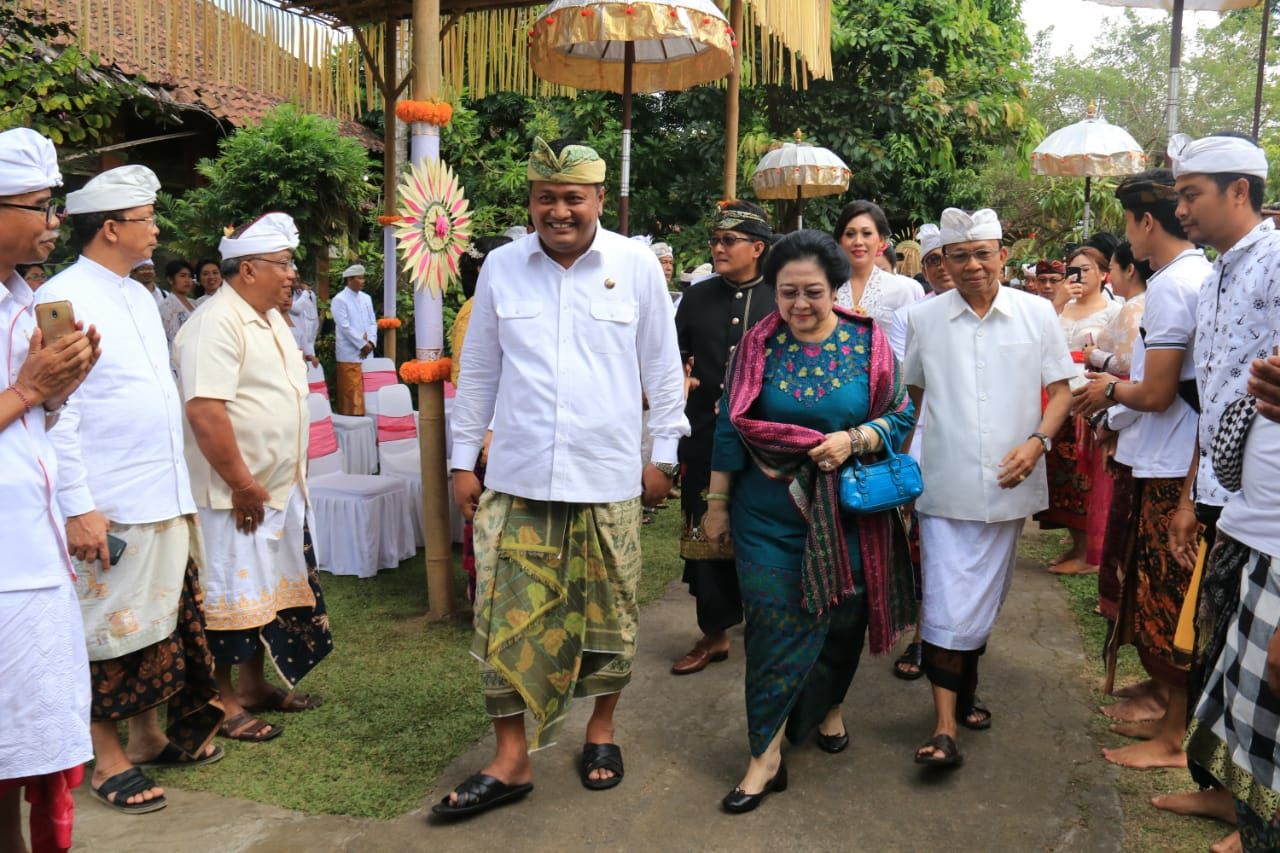 Gubernur Koster Dampingi Megawati Jadi Saksi Pediksan Penglingsir Puri Gianyar