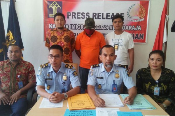 Gunakan Data Tidak Sah Permohonan DPRI, WNA Nigeria Diamankan Imigrasi Singaraja