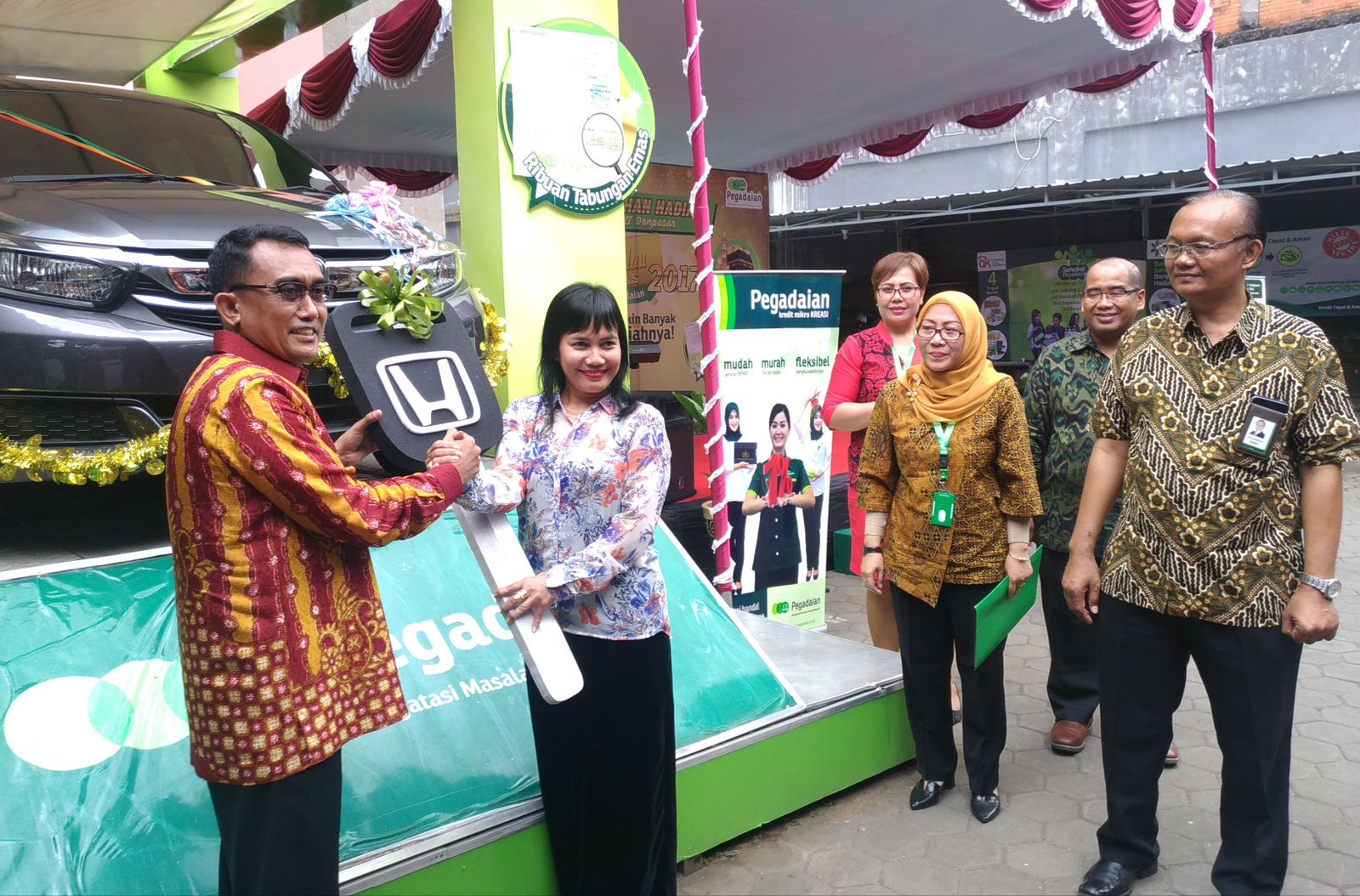 Kemilau Emas Pegadaian Denpasar Bertabur Hadiah Emas, Motor dan Mobil