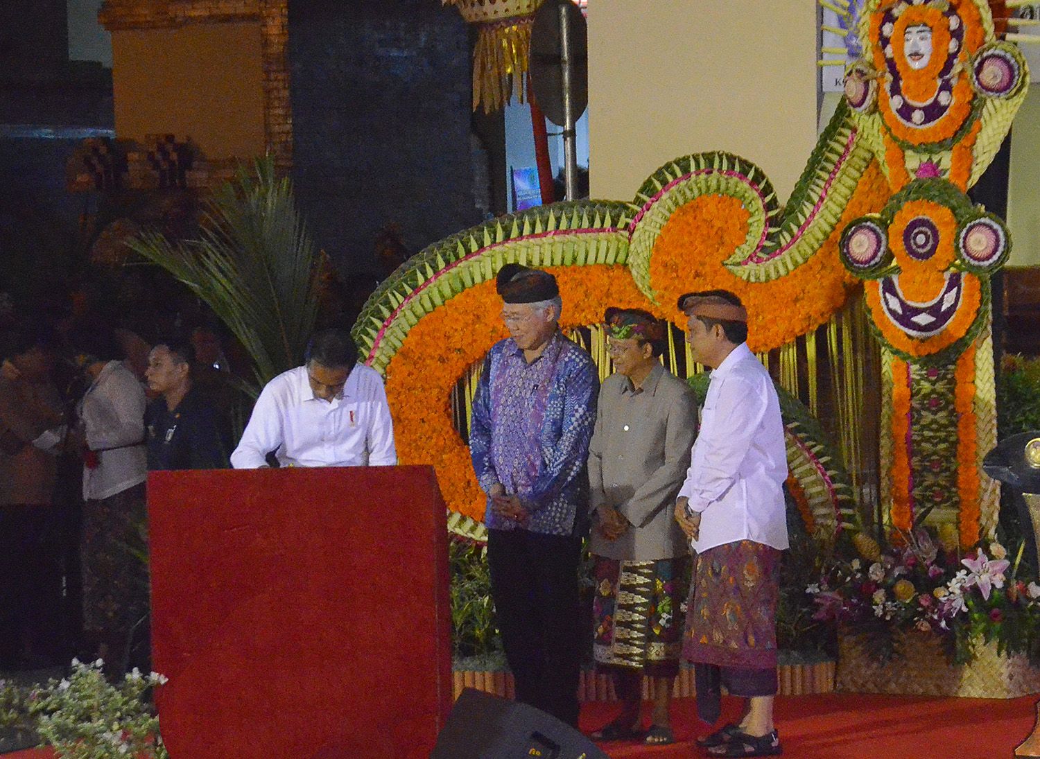 Gubernur Koster Dampingi Presiden Jokowi Resmikan Pasar Badung