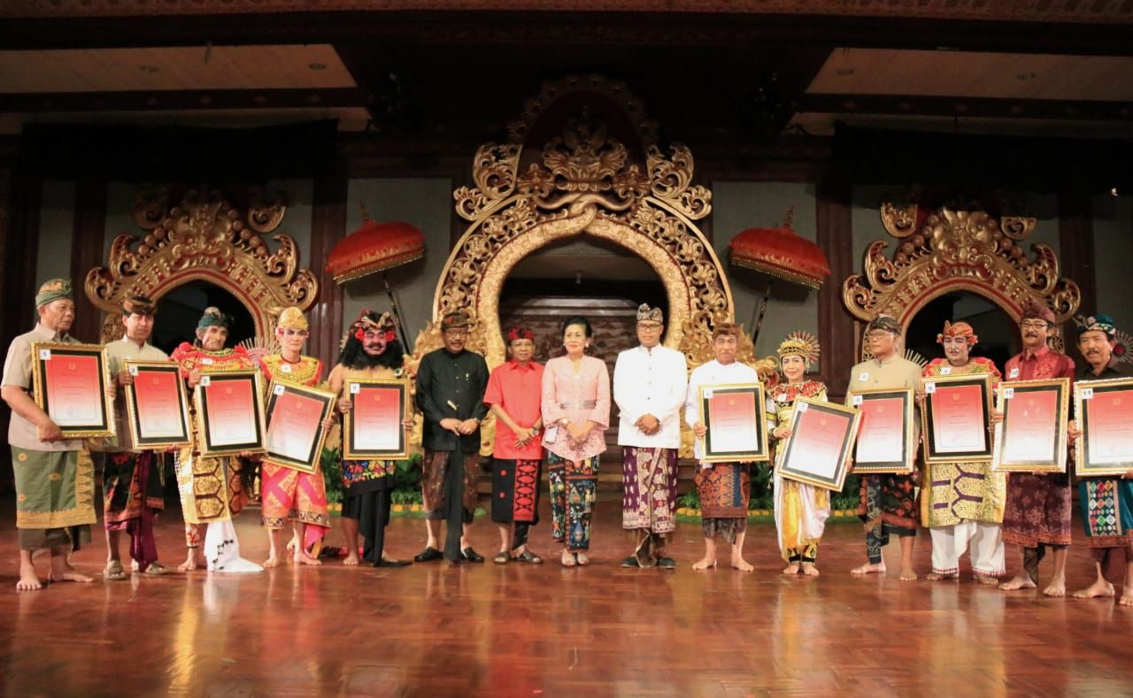 Koster Beri Jaminan Kesehatan Penerima Penghargaan Pengabdi Seni