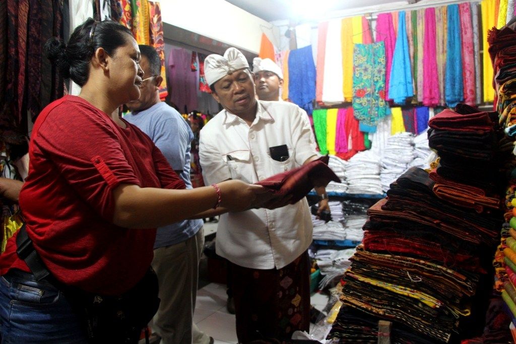 Blusukan Ke Pasar, Pedagang Bikin Pantun Untuk Koster