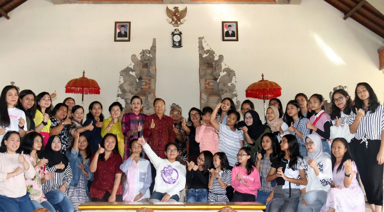 Apresiasi LKB Saraswati, Gubernur Koster Harapkan Aktif Ngayah di Pura