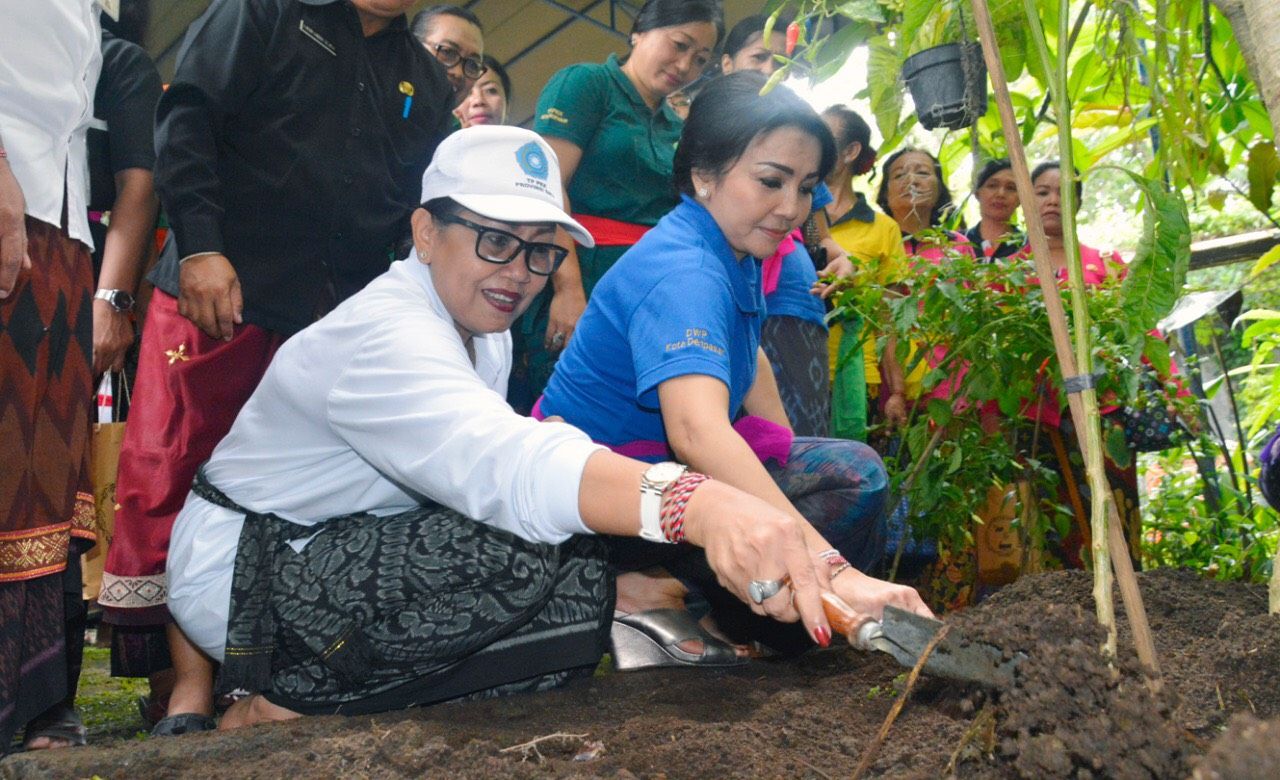 Ny. Putri Koster Berharap Pekarangan Rumah Bermanfaat Bagi Kehidupan Keluarga