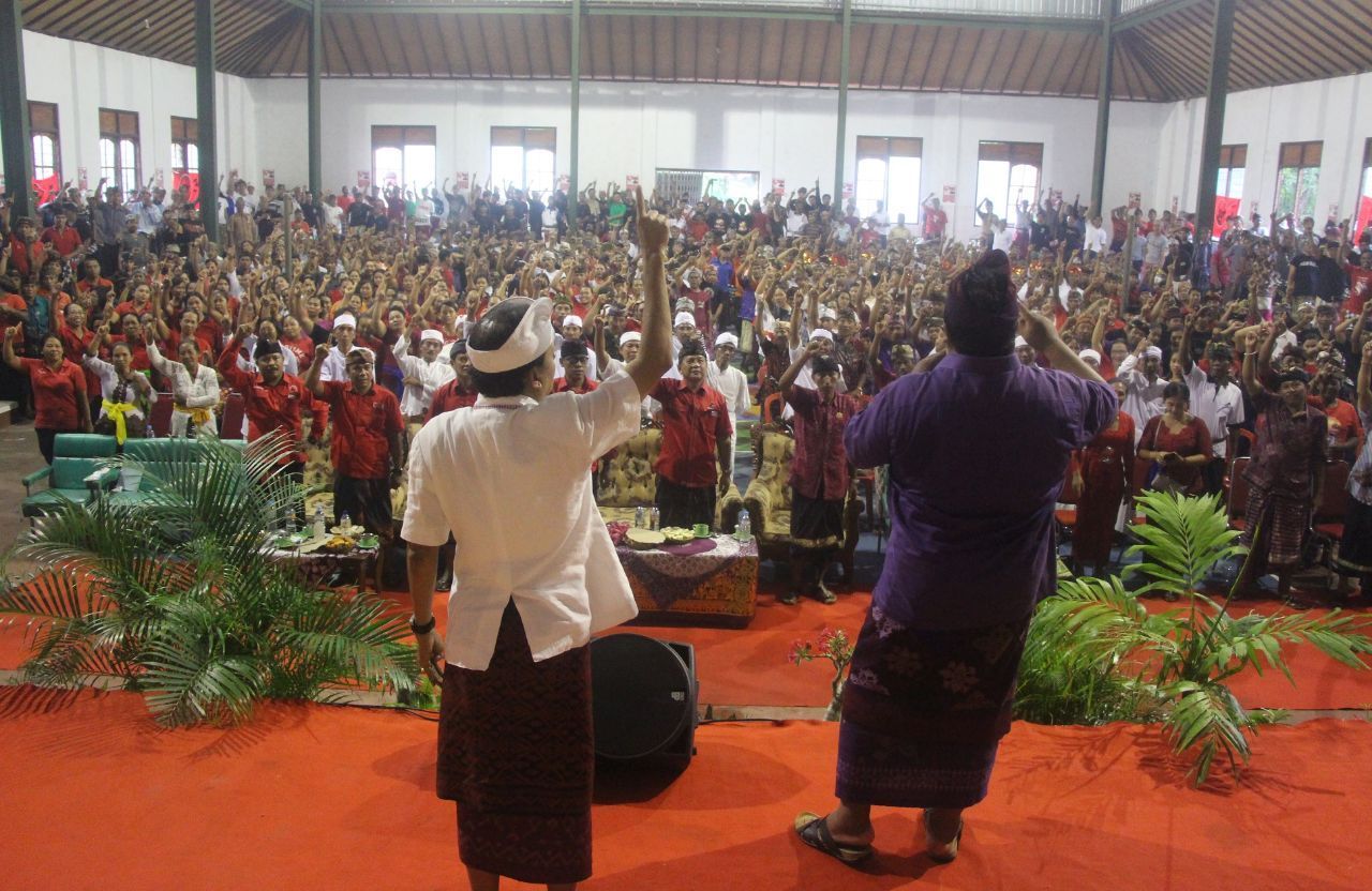 Ribuan Masyarakat Gerokgak Sesaki Simakrama Koster-Ace