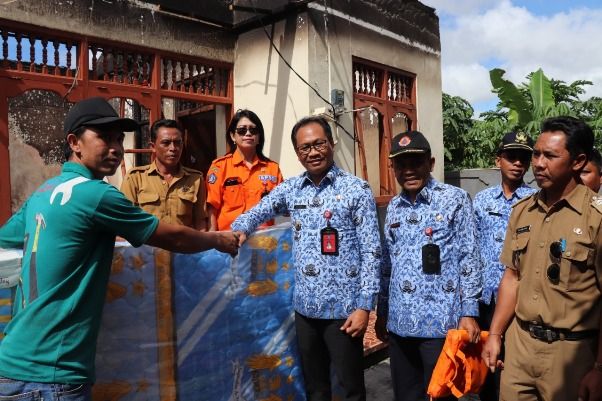 Wabup. Suiasa Tinjau Korban Kebakaran dan Puting Beliung di Belok Sidan