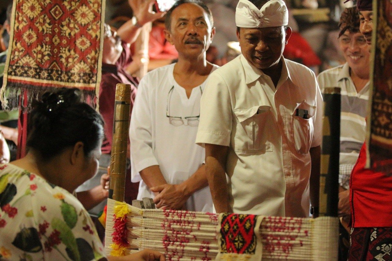 Dialog Dengan Pengrajin Desa Tenganan, Koster Jamin Kelestarian Tenun Bali