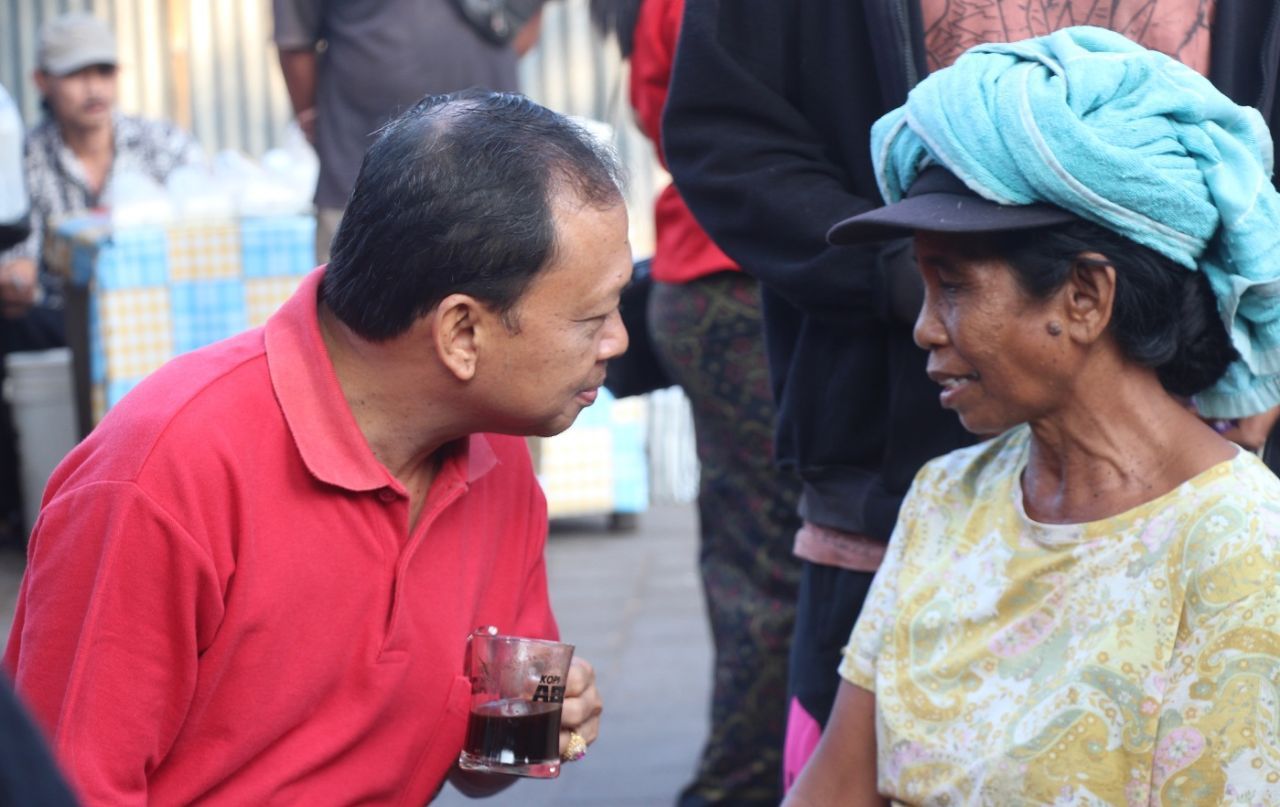 Terlahir dari Keluarga Miskin, Koster Berjuang Jadi Kuli Angkut Demi Biaya Sekolah