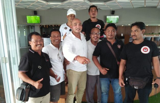 Timses Pertanyakan Asal Stiker Mantra-Kerta di Taksi Online