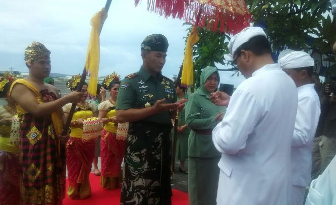 Mayjen TNI Benny Susianto, S.I.P. Disambut dengan Tepung Tawar