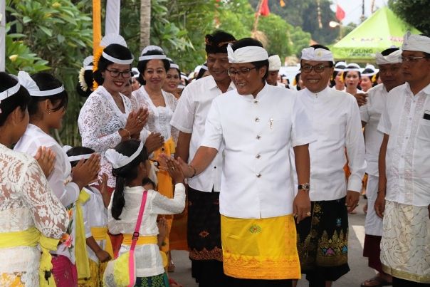 Bupati Giri Prasta Hadiri Piodalan Pura Melanting Br. Dirgahayu, Gerih