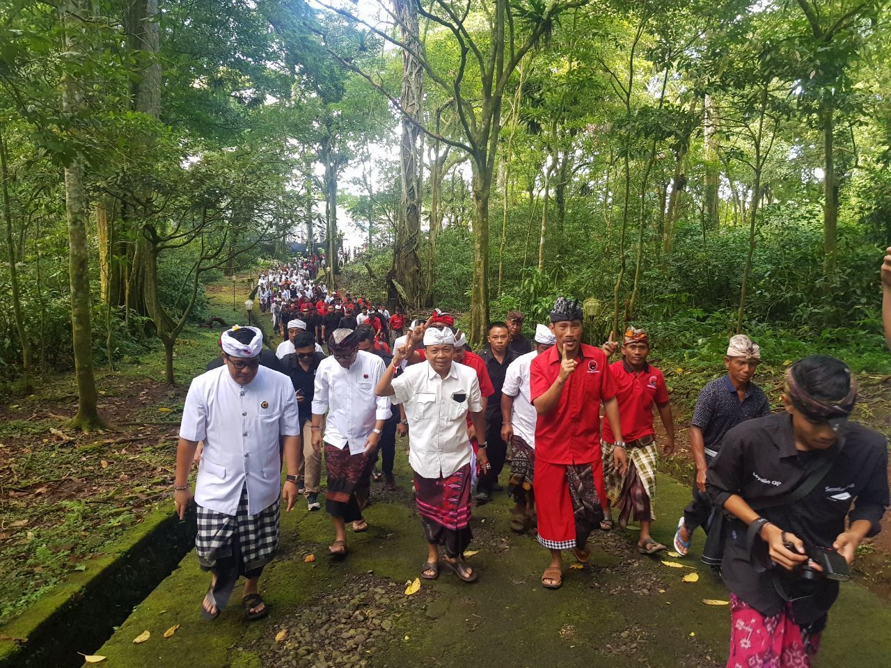 Di Pura Luhur Mekori,  Koster Berdoa Mohon Kedamaian Pilkada